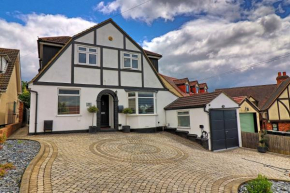 Modernised Luxury Family Home in Theydon Bois With London Skyline Views